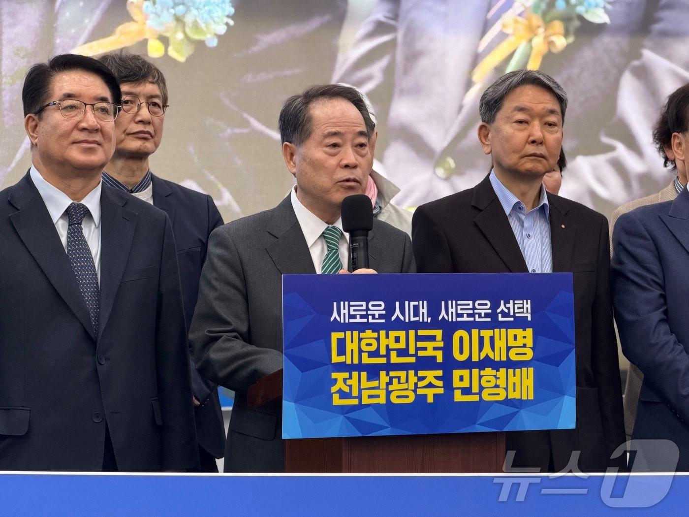 본문 이미지 - 신정훈 더불어민주당 전남광주통합특별시장 후보 캠프 선대본부장을 맡았던 최형식 전 담양군수가 10일 민형배 후보 캠프에서 기자회견을 통해 김영록 후보를 비판하고 있다.(캠프 제공. 재배포 및 DB 금지)