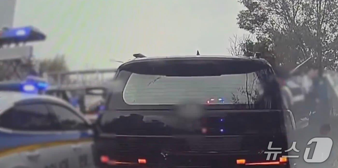 본문 이미지 - 지난 9일 부산 사하구 하단동 강변대로에서 경찰이 음주의심 차량의 차문을 열고 있는 모습 (경찰 제공. 재판매 및 DB금지)