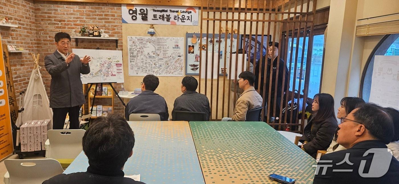 본문 이미지 - 지난 9일 경기도와 연천 등 4개 시군 관계자들이 인구소멸 대응 지방소멸대응기금 투자 우수사례 지역을 방문해 사업 설명을 청취하고 있다. (경기도 제공, 재판매 및 DB금지)