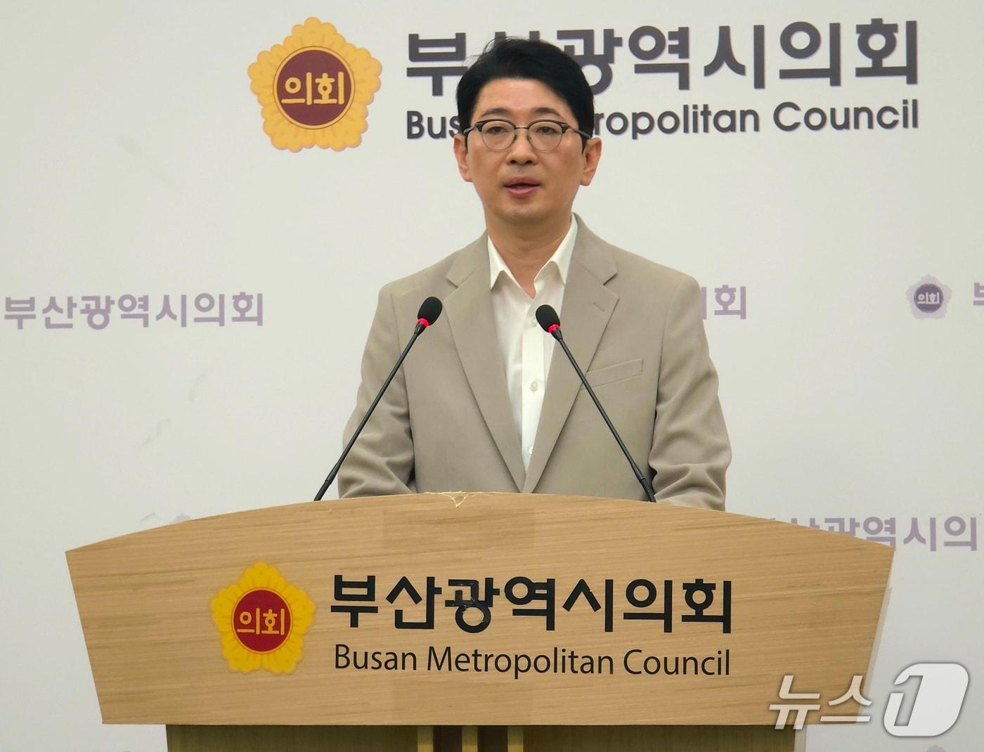 본문 이미지 - 주진우 국민의힘 의원이 10일 부산시의회 브리핑룸에서 '전재수 의원 불기소 처분'에 대해 비판하는 긴급 기자회견을 하고 있다.2026.4.10 ⓒ 뉴스1 이주현 기자