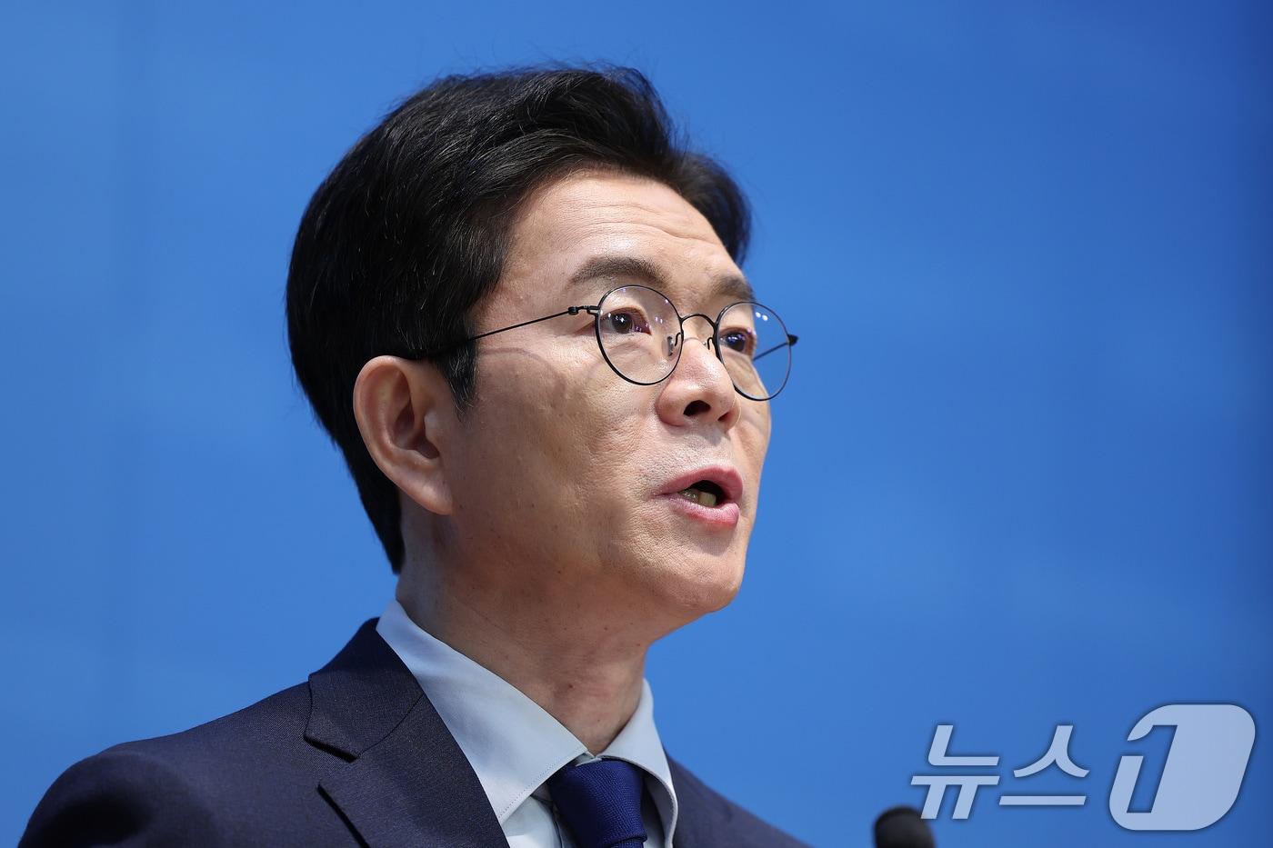 본문 이미지 - 6.3 지방선거 더불어민주당 서울시장 후보로 선출된 정원오 전 성동구청장이 10일 서울 여의도 국회 소통관에서 기자회견을 하고 있다. 2026.4.10 ⓒ 뉴스1 신웅수 기자