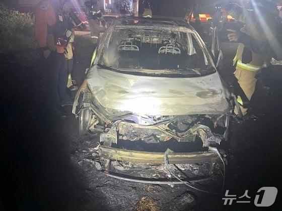 본문 이미지 - 불에 탄 승용차. (홍성소방서 제공) /뉴스1