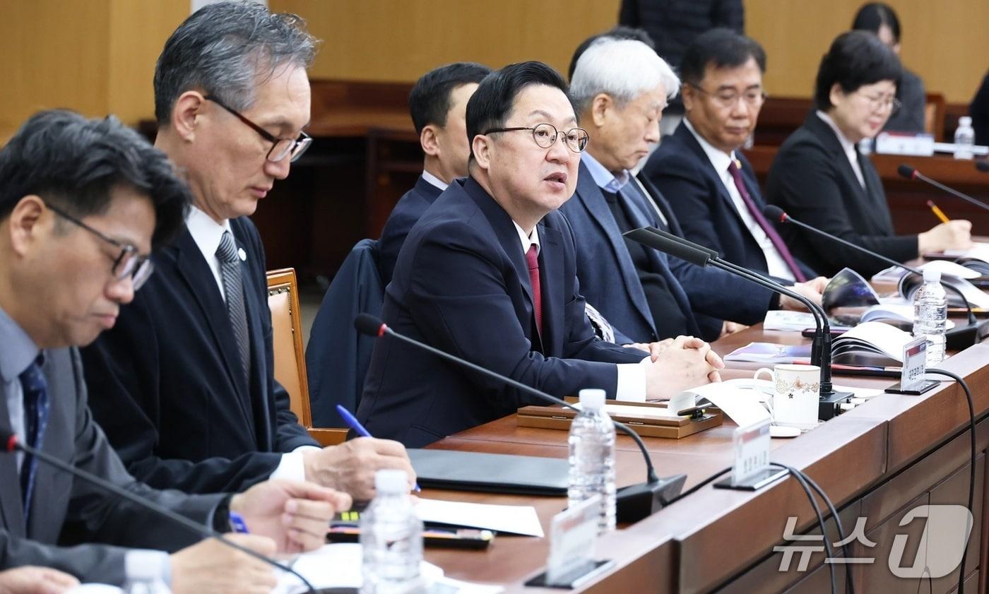 본문 이미지 - 이장우 대전시장이 10일 오전 시청 대회의실에서 열린 '2026 대전 0시 축제' 행사운영 대행용역 착수보고회에 참석해 발언하고 있다. (시 제공) / 뉴스1