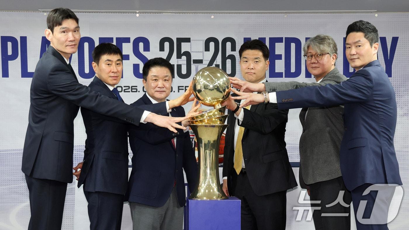 본문 이미지 - 10일 서울 강남구 KBL센터에서 열린 '2025-2026 LG전자 프로농구 플레이오프 미디어데이'에서 6강 플레이오프에 진출한 감독들이 우승 트로피를 두고 기념촬영을 하고 있다. 2026.4.10 ⓒ 뉴스1 황기선 기자