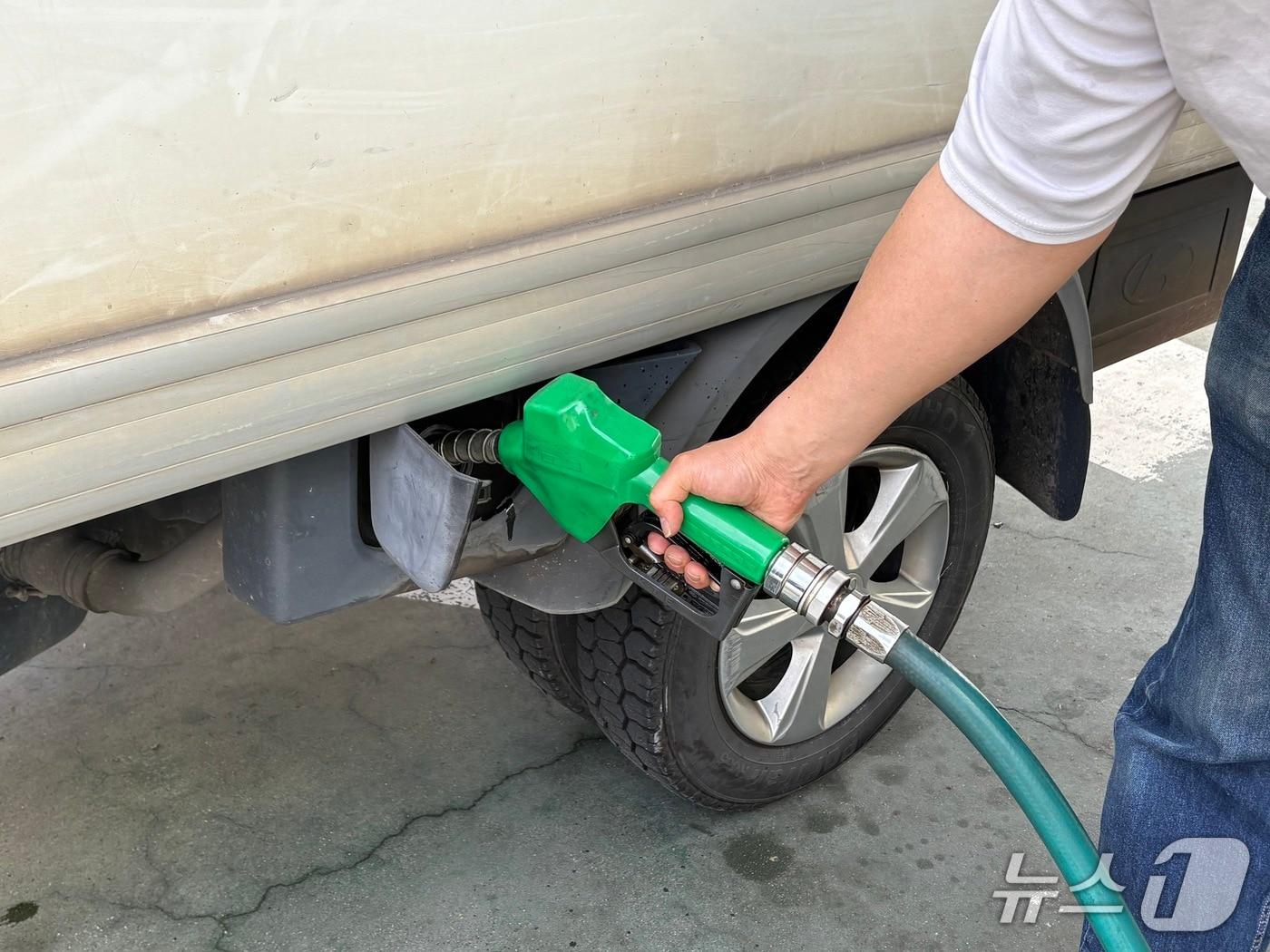 본문 이미지 - 3차 석유 최고가격제 시행 첫날인 10일 부산 동구의 한 주유소에서 화물차 운전자가 주유를 하고 있다. 2026.4.10 ⓒ 뉴스1 박서현 기자