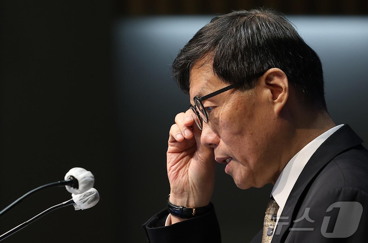 본문 이미지 - 이창용 한국은행 총재가 10일 서울 중구 한국은행 본관에서 열린 금융통화위원회 본회의 후 기자간담회에서 발언을 준비하고 있다. 2026.4.10 ⓒ 뉴스1 사진공동취재단