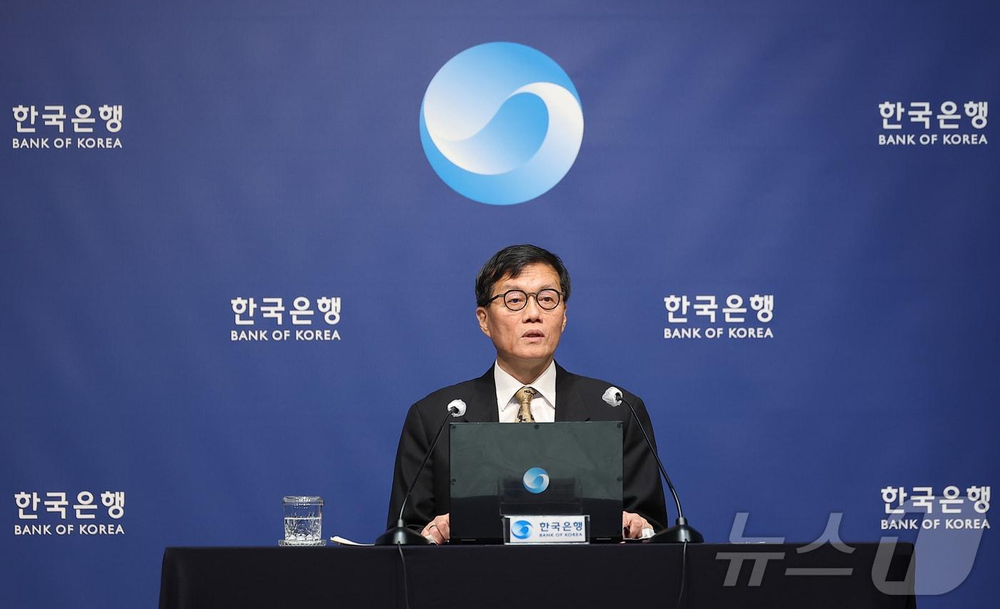 본문 이미지 - 이창용 한국은행 총재가 10일 서울 중구 한국은행 본관에서 열린 금융통화위원회 본회의 후 기자간담회에서 발언하고 있다. 2026.4.10 ⓒ 뉴스1 사진공동취재단