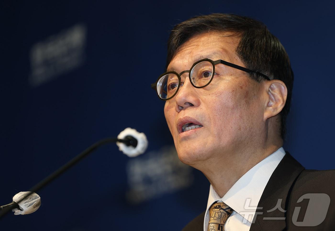 본문 이미지 - 이창용 한국은행 총재가 10일 서울 중구 한국은행 본관에서 열린 금융통화위원회 본회의 후 기자간담회에서 발언하고 있다. 2026.4.10 ⓒ 뉴스1 사진공동취재단