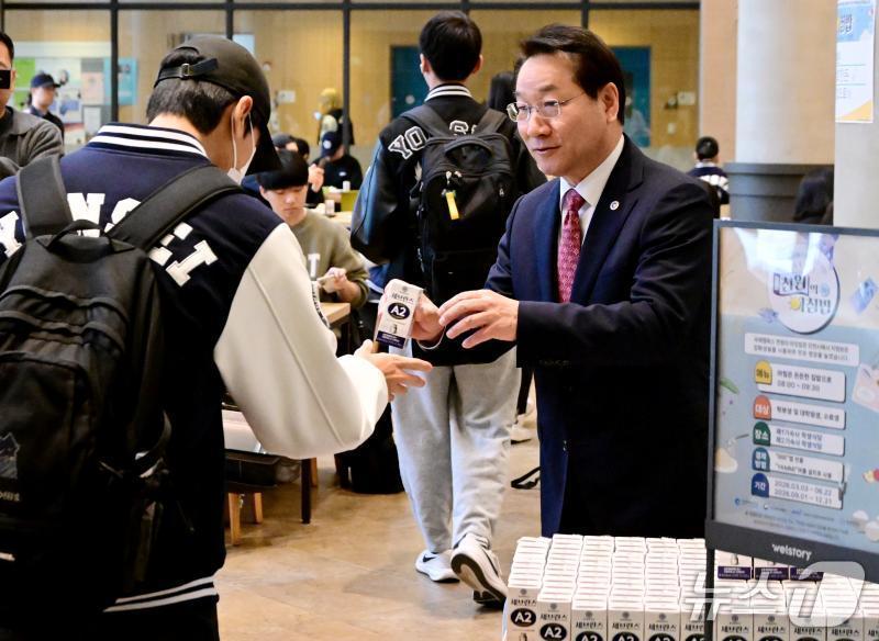 본문 이미지 - 유정복 인천시장이 지난달 26일 연수구 연세대학교 국제캠퍼스에서 인천형 천원의 아침밥 사업 현장을 점검하고 우유를 배식하고 있다. (인천시청 제공.재판매 및 DB금지)
