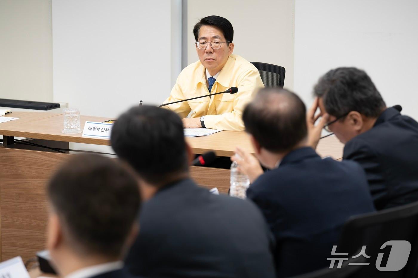 본문 이미지 - 황종우 해양수산부 장관 10일 호르무즈 내측 선박 선사 대표들과 상황 점검회의 개최하고 있다.(해양수산부 제공)