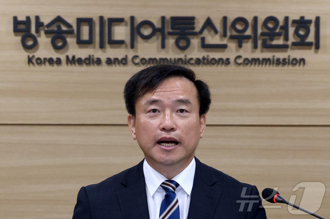 본문 이미지 - 김종철 방송미디어통신위원장이 10일 오전 경기도 과천시 정부과천청사 방송미디어통신위원회에서 열린 제1차 위원회 회의에서 발언하고 있다. 2026.4.10 ⓒ 뉴스1 이광호 기자