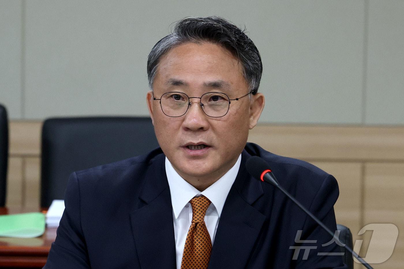 본문 이미지 - 고민수 방송미디어통신위원회 상임위원이 10일 오전 경기도 과천시 정부과천청사 방송미디어통신위원회에서 열린 제1차 위원회 회의에서 발언하고 있다. 2026.4.10 ⓒ 뉴스1 이광호 기자