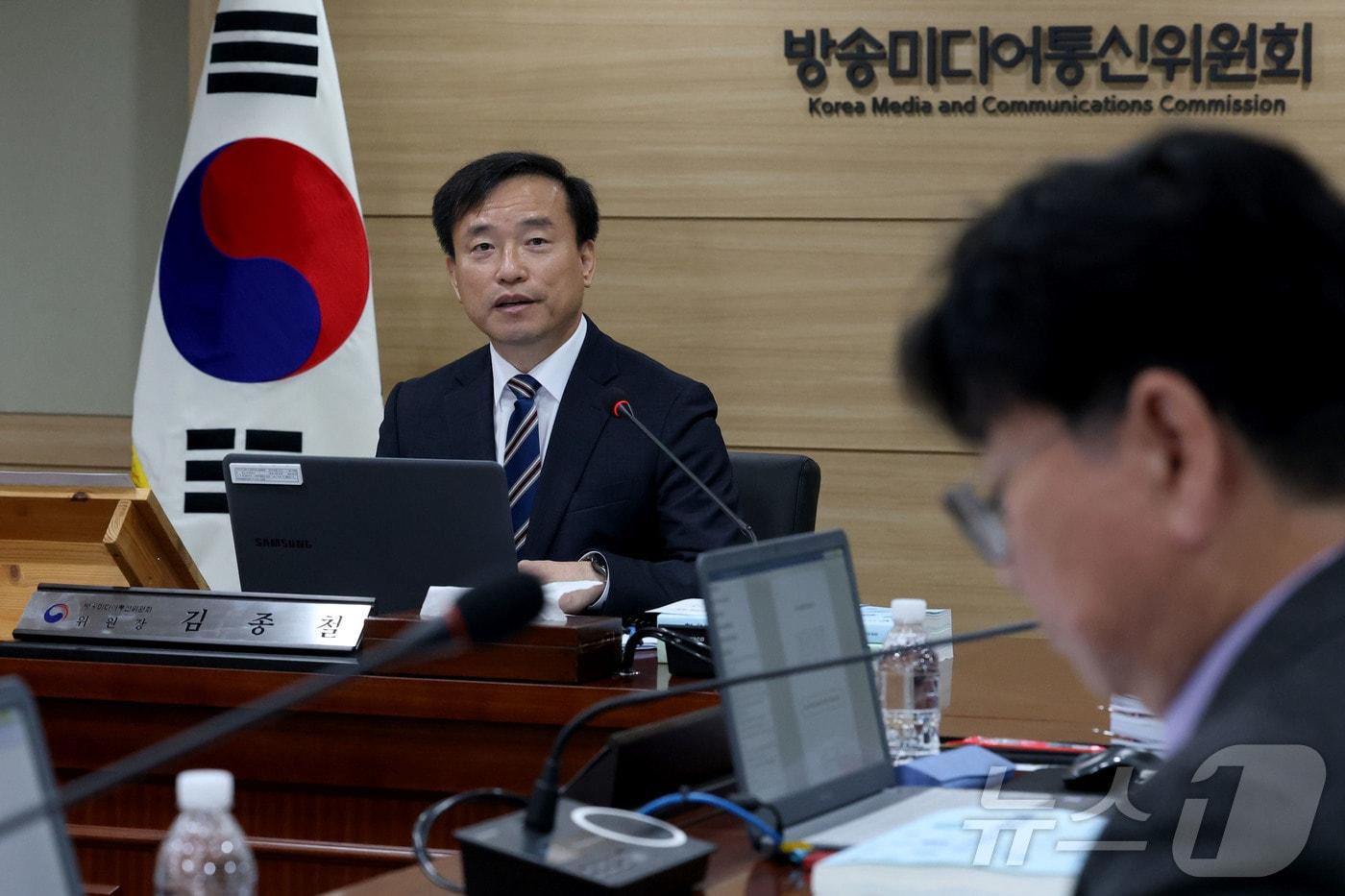 본문 이미지 - 김종철 방송미디어통신위원장이 10일 오전 경기도 과천시 정부과천청사 방송미디어통신위원회에서 열린 제1차 위원회 회의에서 발언하고 있다. 2026.4.10 ⓒ 뉴스1 이광호 기자