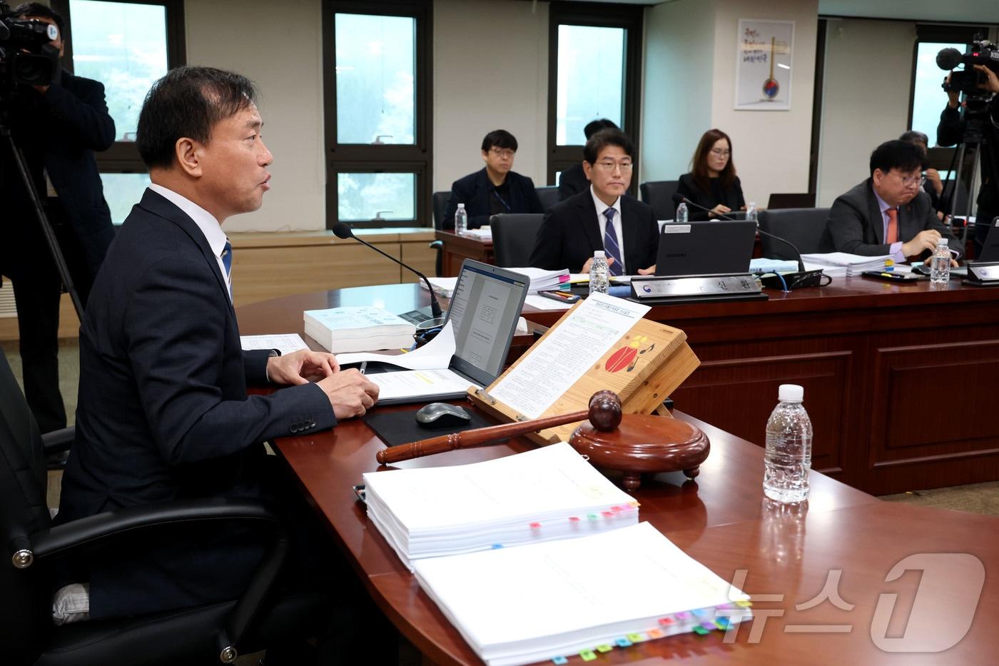 본문 이미지 - 김종철 방송미디어통신위원장이 10일 오전 경기도 과천시 정부과천청사 방송미디어통신위원회에서 열린 제1차 위원회 회의에서 발언하고 있다. 2026.4.10 ⓒ 뉴스1 이광호 기자