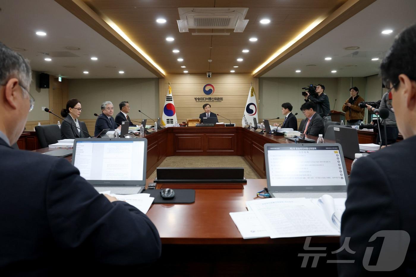 본문 이미지 - 김종철 방송미디어통신위원장이 10일 오전 경기도 과천시 정부과천청사 방송미디어통신위원회에서 열린 제1차 위원회 회의를 주재하고 있다. 이날 회의는 방송미디어통신위원회가 출범한지 6개월 만에 열리는 첫 전체회의이다. 2026.4.10 ⓒ 뉴스1 이광호 기자