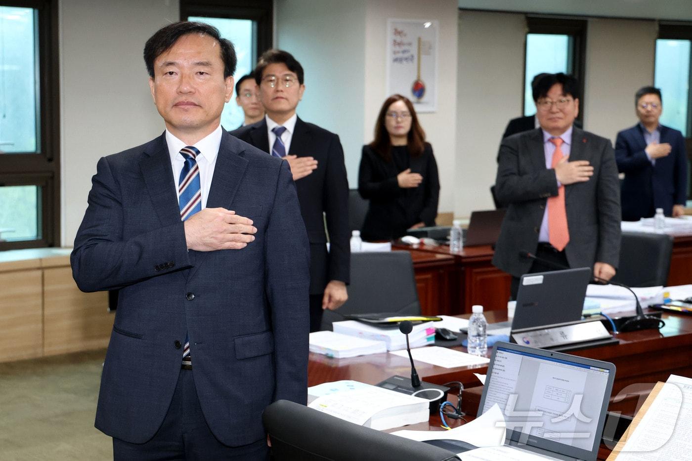 본문 이미지 - 김종철 방송미디어통신위원장이 10일 오전 경기도 과천시 정부과천청사 방송미디어통신위원회에서 열린 제1차 위원회 회의에서 국기에 경례를 하고 있다. 2026.4.10 ⓒ 뉴스1 이광호 기자