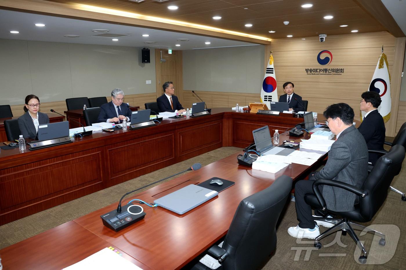 본문 이미지 - 김종철 방송미디어통신위원장이 10일 오전 경기도 과천시 정부과천청사 방송미디어통신위원회에서 열린 제1차 위원회 회의를 주재하고 있다. 이날 회의는 방송미디어통신위원회가 출범한지 6개월 만에 열리는 첫 전체회의이다. 2026.4.10 ⓒ 뉴스1 이광호 기자