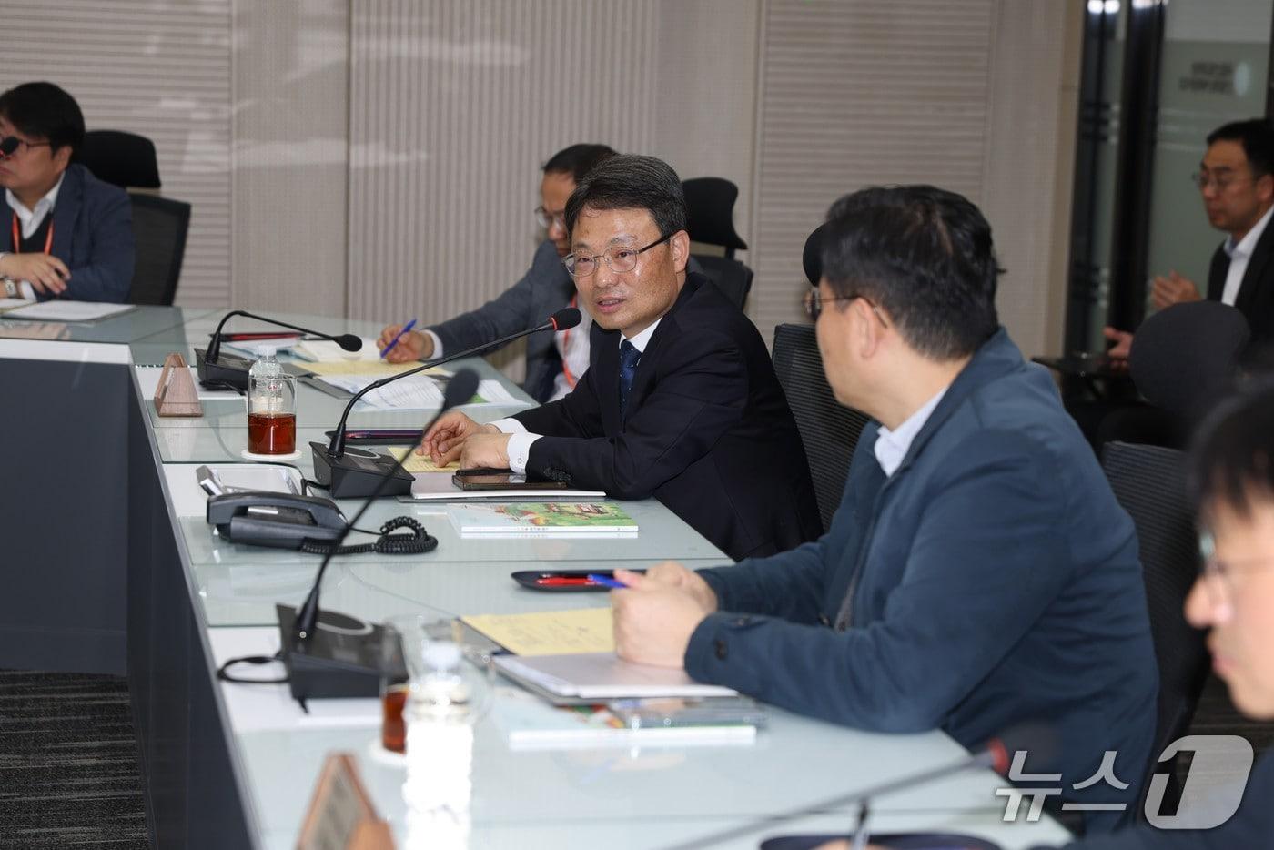 본문 이미지 - 박은식 산림청장(가운데)이 10일 국립산림과학원에서 산림재난예측분석체계를 점검하고 있다(산림청 제공.재판매 및 DB금지)/뉴스1 