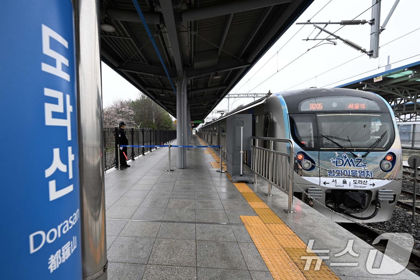 본문 이미지 - 지난 4월 운행이 재개된 DMZ 평화 이음 열차가 서울역에서 출발해 경기도 파주시 도라산역에 정차해 있다. 서울역과 도라산을 오가는 정기 관광열차인 DMZ 평화 이음 열차는 6년 6개월 만에 운행이 재개됐다. (청사사진기자단) 2026.4.10 ⓒ 뉴스1