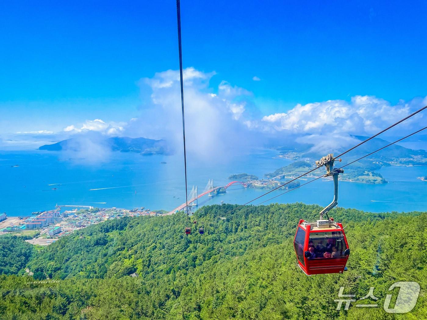 본문 이미지 - 사천바다케이블카에서 바라본 남해 바다 전경(사천시 제공. 재판매 및 DB금지).