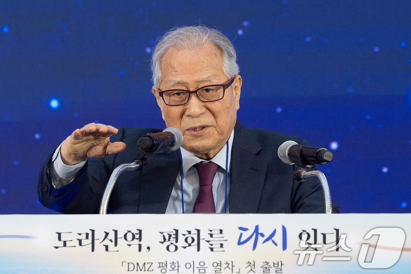 본문 이미지 - 10일 오전 'DMZ 평화 이음 열차'를 타고 서울역에서 출발해 도라산역 도착한 정세현 전 통일부 장관이 경기도 파주시 도라산역에서 열린 '도라산역 평화를 다시 잇다' 행사에서 축사를 하고 있다. (청사사진기자단) 2026.4.10 ⓒ 뉴스1