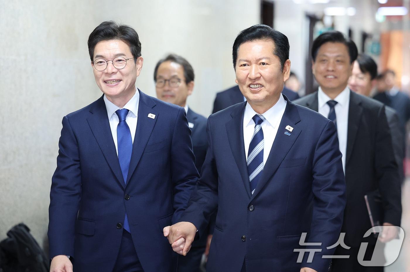 본문 이미지 - 정청래 더불어민주당 대표가 지난 10일 서울 여의도 국회에서 6.3 지방선거 서울시장 후보로 선출된 정원오 전 성동구청장과 면담하기 위해 당대표실로 향하고 있다. 2026.4.10 ⓒ 뉴스1 신웅수 기자