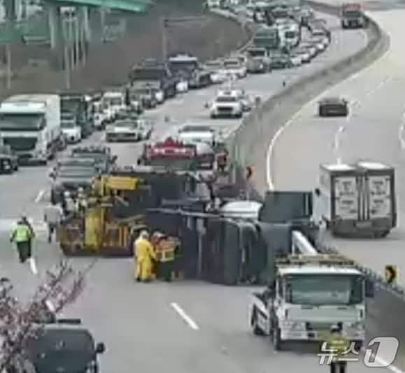 본문 이미지 - 10일 낮 12시9분쯤 대구 달성군 논공읍 광주대구선 논공휴게소 부근 171㎞ 지점에서 탱크로리가 넘어져 황산이 유출되자 소방대원 등이 사고를 수습하고 있다.(재판매 및 DB금지)