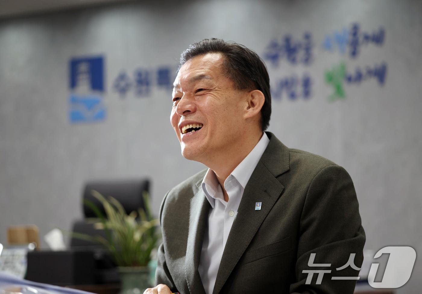 본문 이미지 - 이재준 수원시장이 10일 경기 수원시 팔달구 수원시청 집무실에서 뉴스1과 인터뷰를 하고 있다. ⓒ 뉴스1 김영운 기자