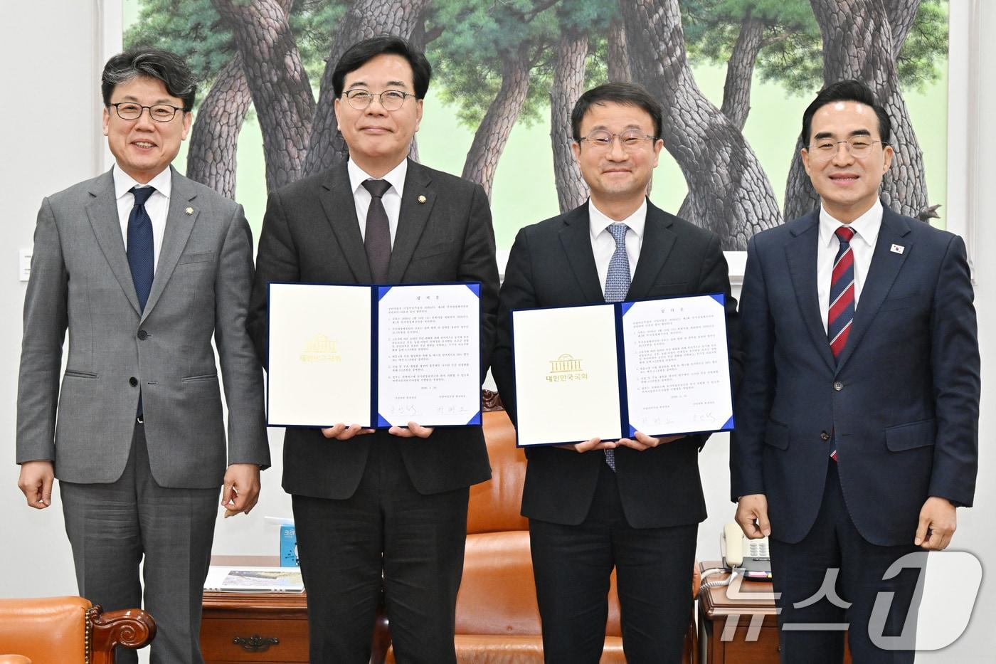 본문 이미지 - 더불어민주당 한병도, 국민의힘 송언석 원내대표가 10일 서울 여의도 국회에서 2026년도 제1회 추가경정예산안 합의문을 들고 기념 촬영을 하고 있다. 왼쪽부터 진성준 국회 예산결산특별위원장, 국민의힘 송 원내대표, 더불어민주당 한 원내대표, 박홍근 기획예산처 장관. (공동취재) 2026.4.10 ⓒ 뉴스1 신웅수 기자