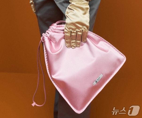 본문 이미지 - 프라다 26 SS 시즌 파우치백(프라다 홈페이지 갈무리)