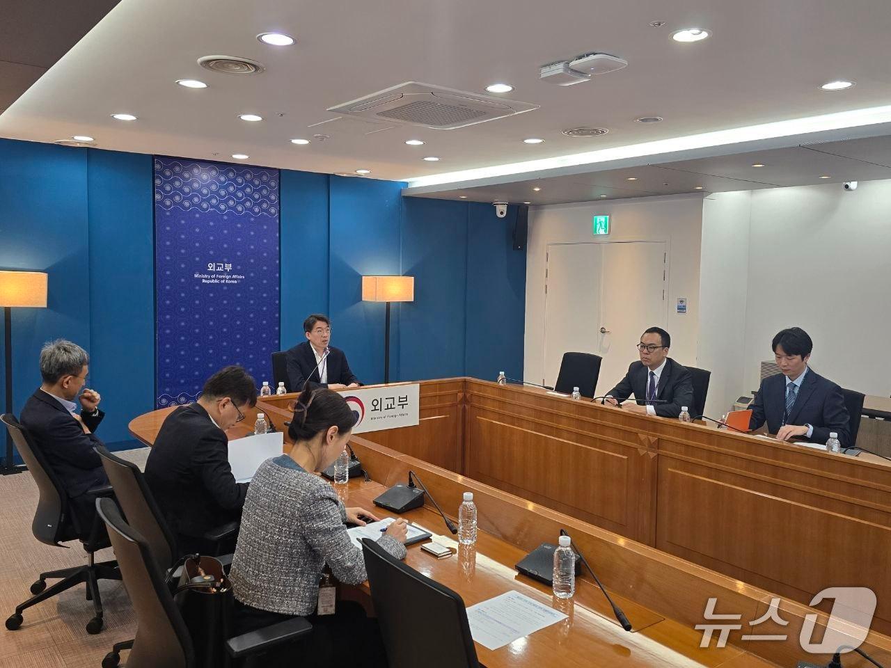 본문 이미지 - 윤주석 외교부 영사안전국장이 10일 서울에서 경찰청 및 동남아 지역 재외공관과 합동 상황점검회의를 주재하고 초국가범죄 대응 방안을 논의했다. 2026.04.10. (외교부 제공) 