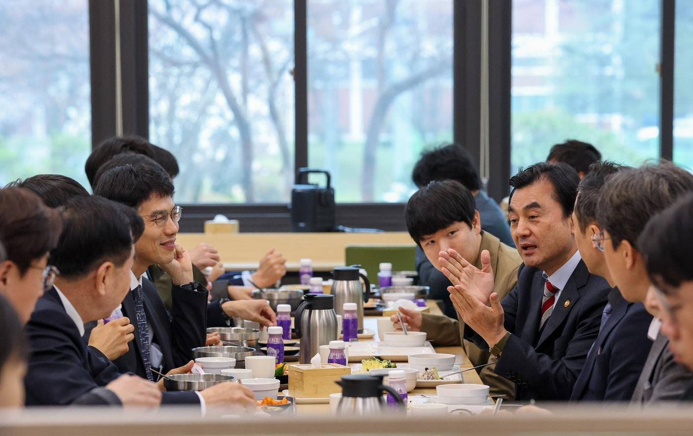 본문 이미지 - 10일 국방과학연구소를 방문한 안규백 국방부 장관이 연구원들과 오찬을 함께하며 소통하고 있다.(국방부 제공)
