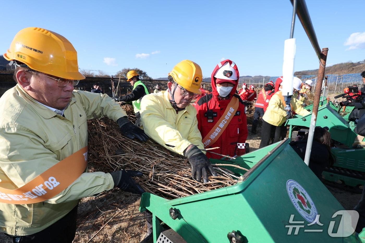 본문 이미지 - 이승돈 농촌진흥청장이 3일 영농부산물 파쇄지원단과 함께 파쇄 작업을 시연하고 있다. (농촌진흥청 제공. 재판매 및 DB금지) 2025.12.3/뉴스1