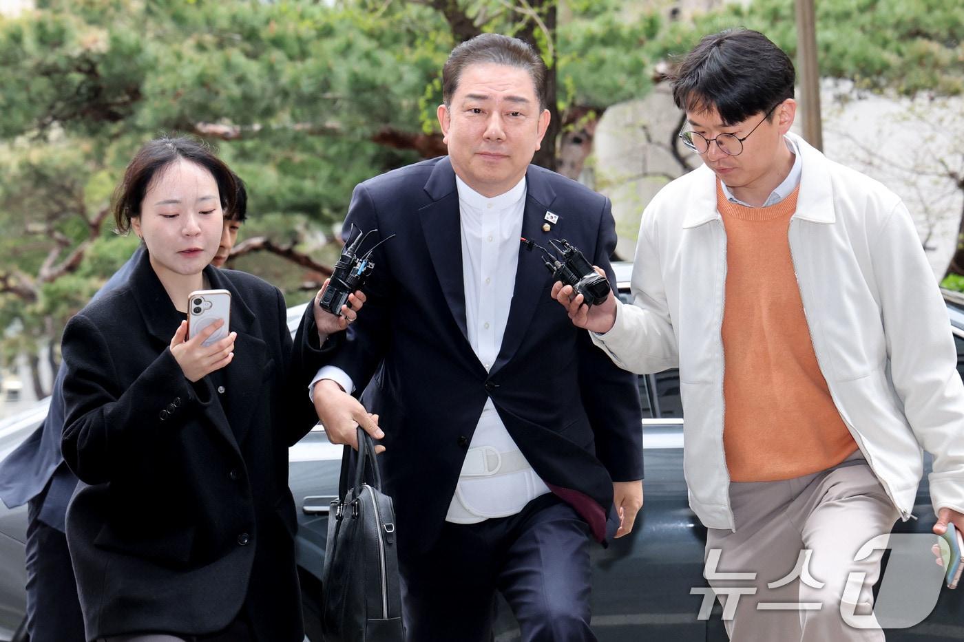 본문 이미지 - 각종 비위 의혹으로 수사를 받고 있는 김병기 무소속 의원이 10일 오후 피의자 신분으로 조사를 받기 위해 서울 마포구 서울경찰청 공공범죄수사대에 출석하고 있다. 2026.4.10 ⓒ 뉴스1 이광호 기자