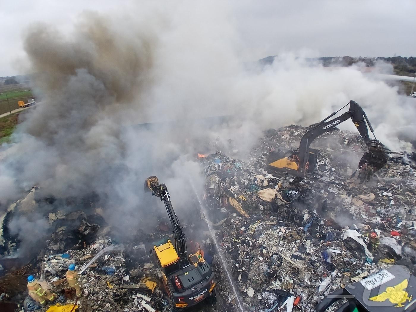 본문 이미지 - 10일 오전 6시 15분께 전북 익산시 부송동의 한 폐기물 처리장에서 불이 났다. (전북소방본부 제공. 재판매 및 DB금지)