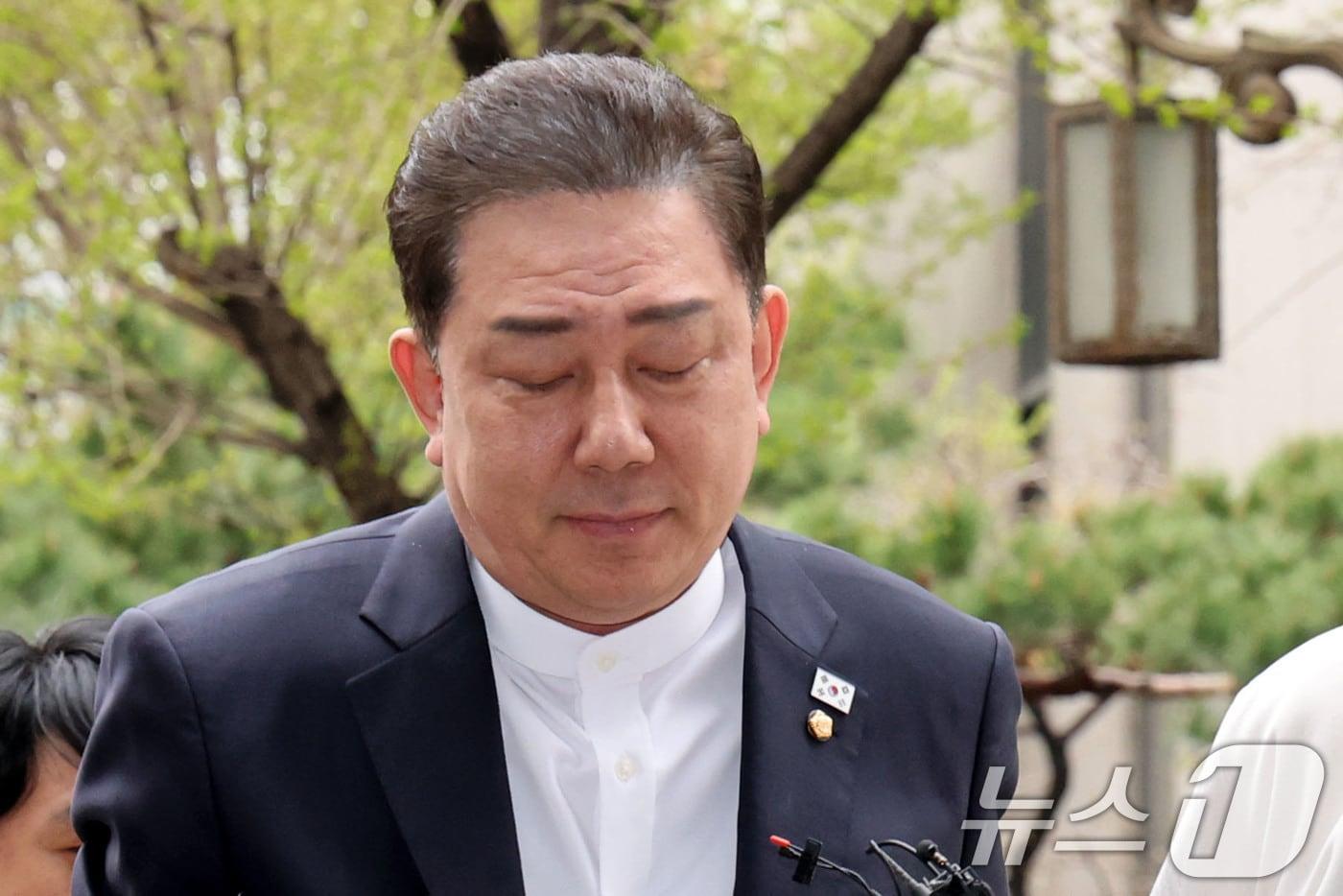 본문 이미지 - 각종 비위 의혹으로 수사를 받고 있는 김병기 무소속 의원이 10일 오후 피의자 신분으로 조사를 받기 위해 서울 마포구 서울경찰청 공공범죄수사대에 출석하고 있다. 2026.4.10 ⓒ 뉴스1 이광호 기자