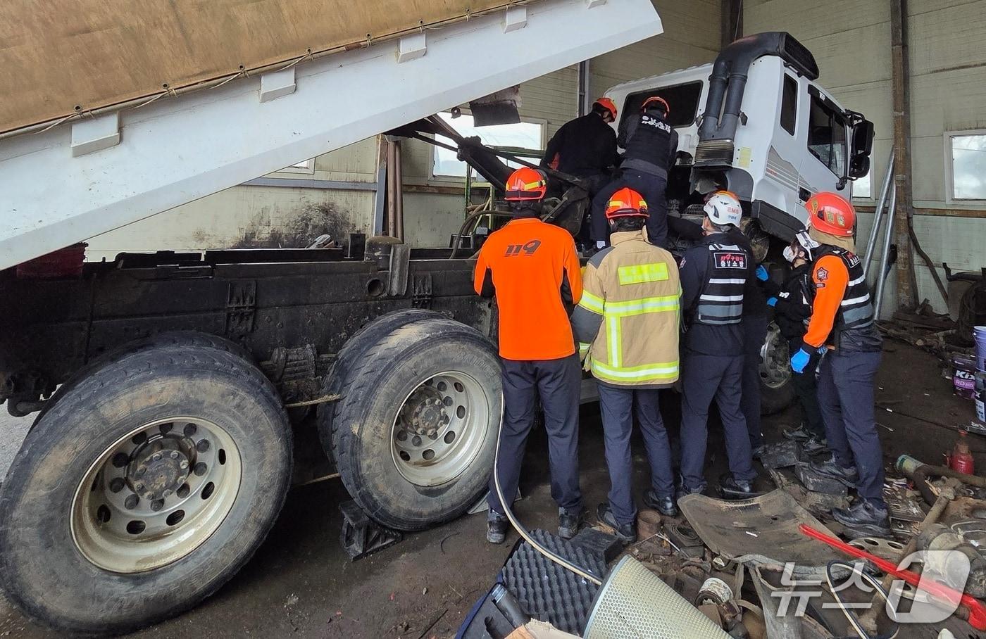 본문 이미지 -  서산 수석동 정비소 사고 현장. (서산소방서 제공, 재판매 및 DB금지) / 뉴스1