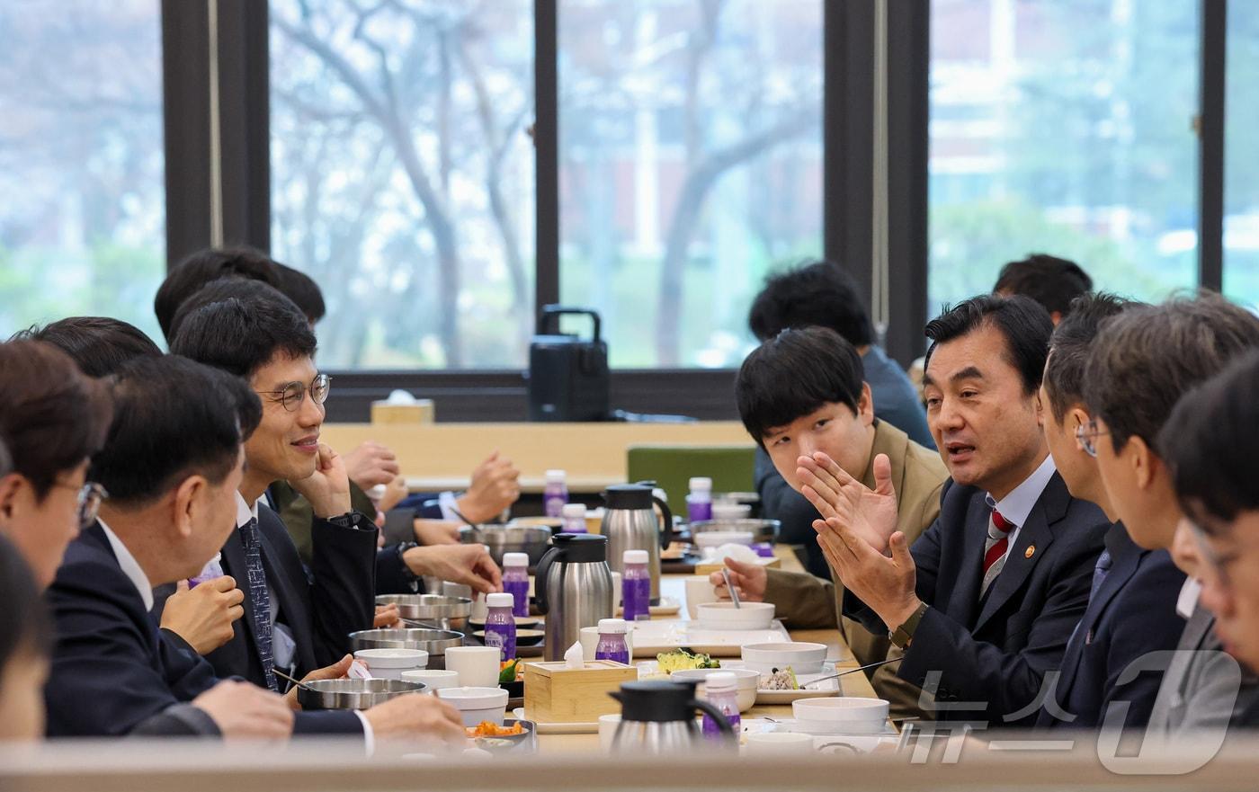 본문 이미지 - 안규백 국방부 장관이 지난 4월 10일 국방과학연구소를 방문해 연구원들과 오찬을 함께하고 있다. (국방부 제공. 제판메 및 DB 금지) 2026.4.10 ⓒ 뉴스1