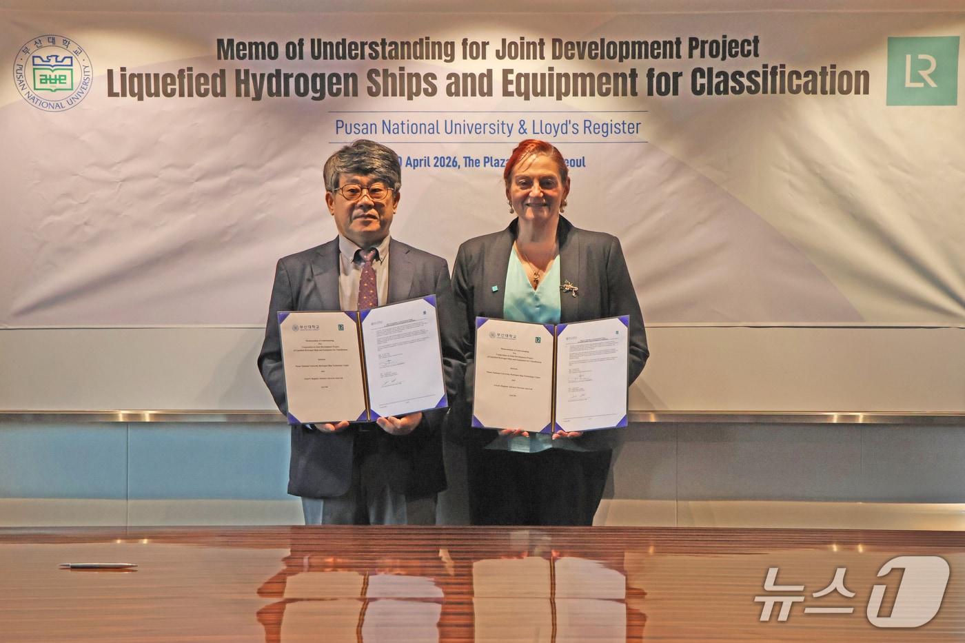 본문 이미지 - 10일 서울 더 플라자 호텔에서 열린 부산대 수소선박기술센터·로이드선급 액화수소 운반선 및 기자재 부문의 상호 공동 기술 인증체계 연구개발을 위한 업무협약(MoU)식에서 이제명 부산대 수소선박기술센터장(왼쪽)과 클라우딘 로이드선급협회 기술총괄이사가 협약서를 들어 보이고 있다. (부산대 수소선박기술센터 제공. 재판매 및 DB 금지)