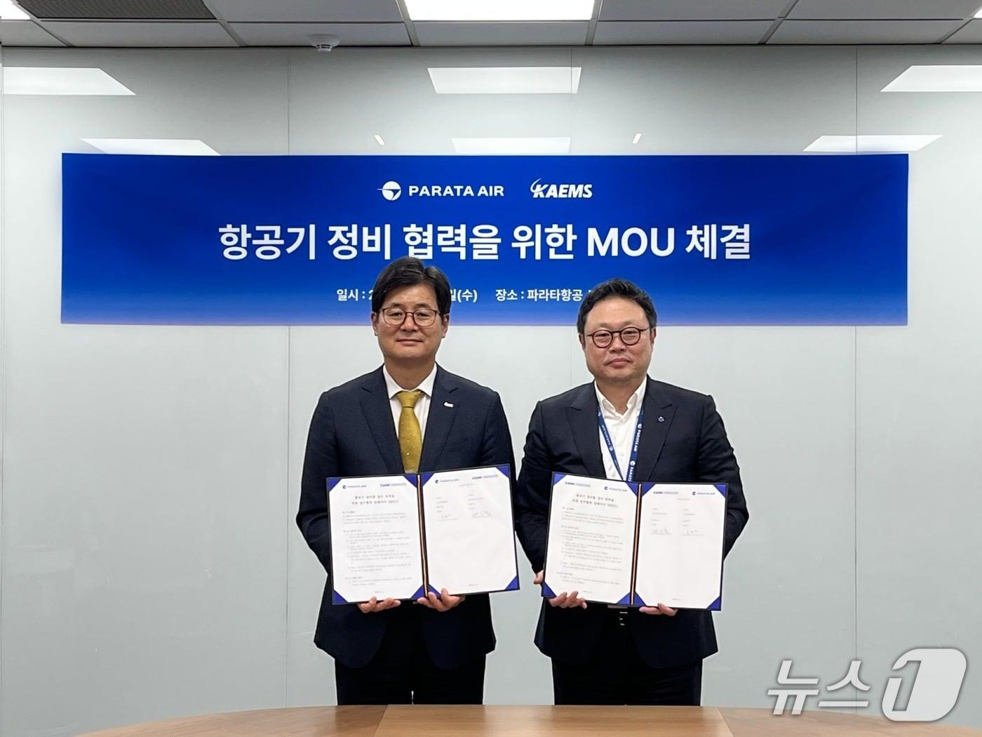 본문 이미지 - 8일 서울 강서구 마곡동 소재 파라타항공 본사에서 윤철민 파라타항공 대표이사(오른쪽)와 배기홍 한국항공서비스(KAEMS) 대표이사가 '항공기 정비 협력을 위한 업무협약(MOU)'을 체결한 뒤 기념 사진을 촬영한 모습(파라타항공 제공). 2026.4.8.