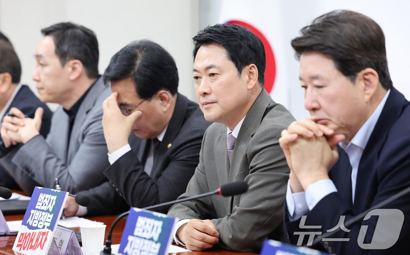 본문 이미지 - 장동혁 국민의힘 대표가 10일 서울 여의도 국회에서 열린 긴급 최고위원회의에서 생각에 잠겨 있다. 2026.4.10 ⓒ 뉴스1 신웅수 기자