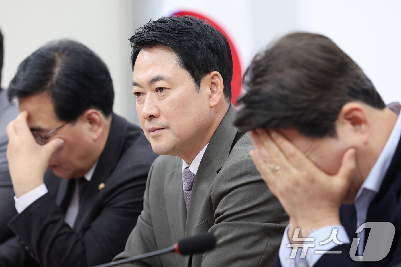 본문 이미지 - 장동혁 국민의힘 대표가 10일 서울 여의도 국회에서 열린 긴급 최고위원회의에서 생각에 잠겨 있다. 2026.4.10 ⓒ 뉴스1 신웅수 기자