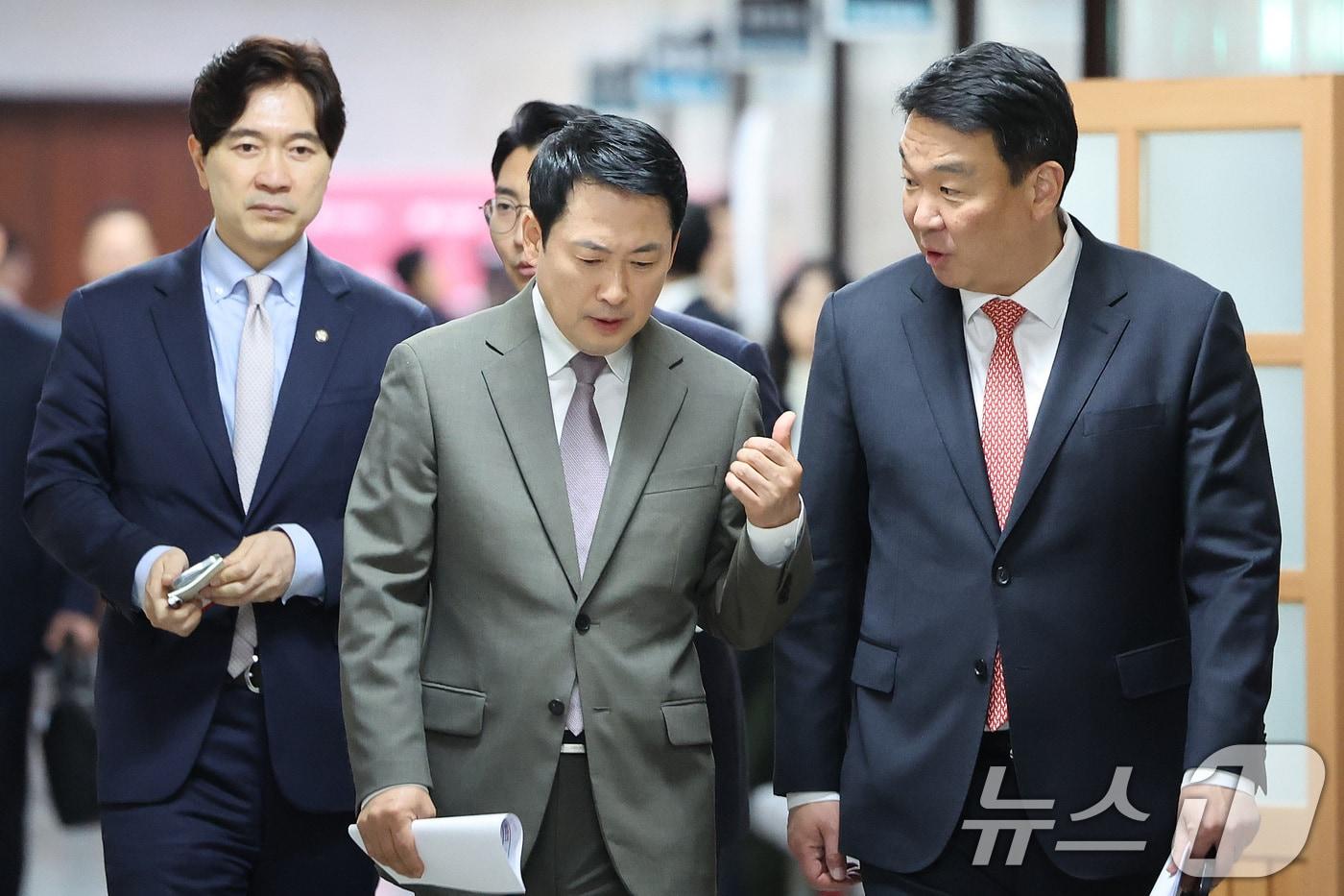 본문 이미지 - 장동혁 국민의힘 대표와 정희용 사무총장이 10일 서울 여의도 국회에서 열린 긴급 최고위원회의에 참석하며 대화하고 있다. 2026.4.10 ⓒ 뉴스1 신웅수 기자