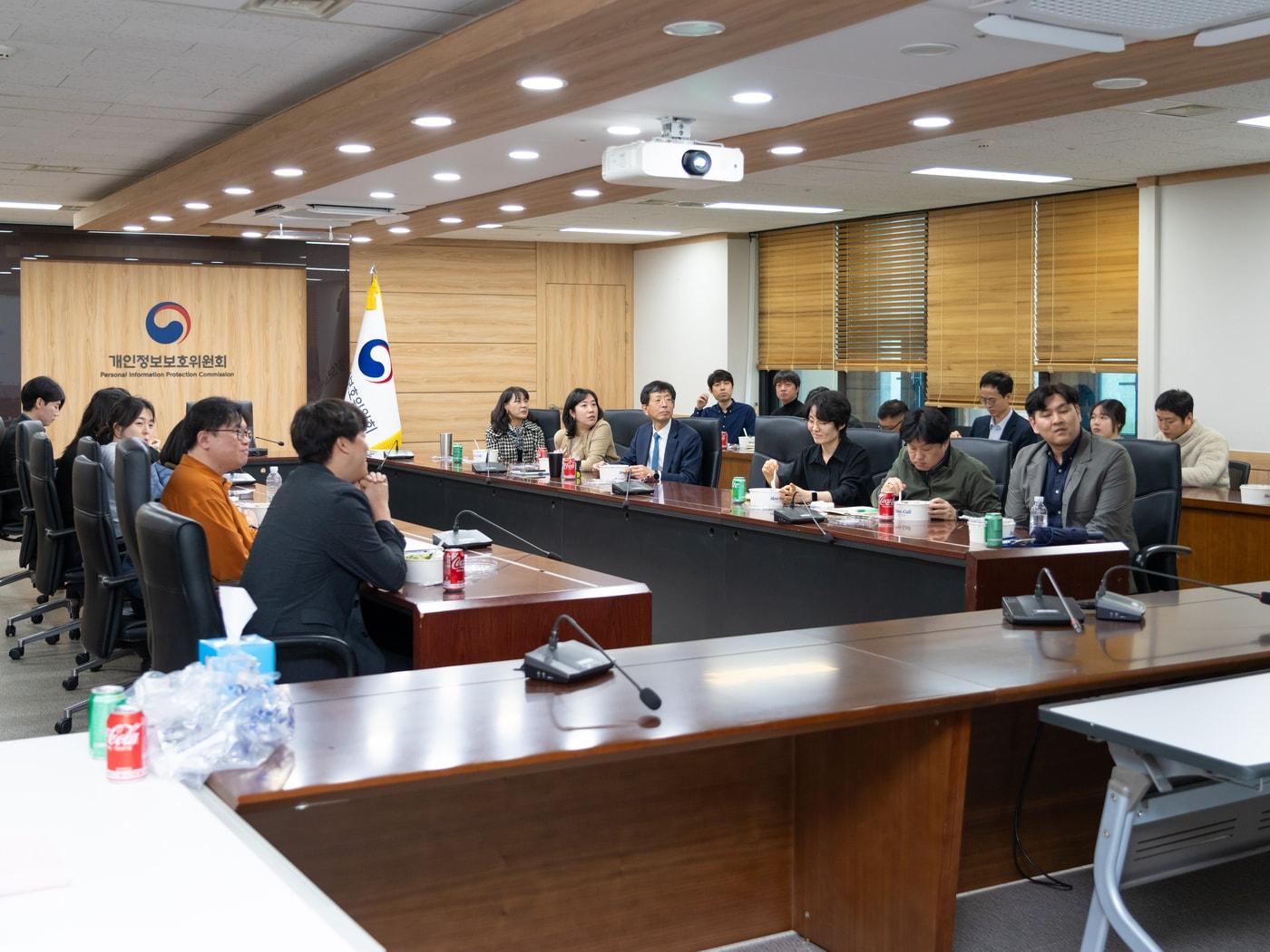 본문 이미지 - 개인정보보호위원회는 10일 정부서울청사에서 인공지능(AI) 역량 강화 연구모임인 '개인정보 AX 엔진룸' 의 첫 모임을 개최했다.(개인정보위 제공)