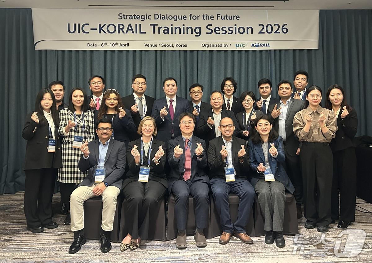 본문 이미지 - 한국철도공사(코레일)가 지난 6일부터 10일까지 국제철도연맹(UIC) 아시아·태평양 지역 10개국 초청연수를 진행했다.(코레일 제공.재판매 및 DB금지)/뉴스1