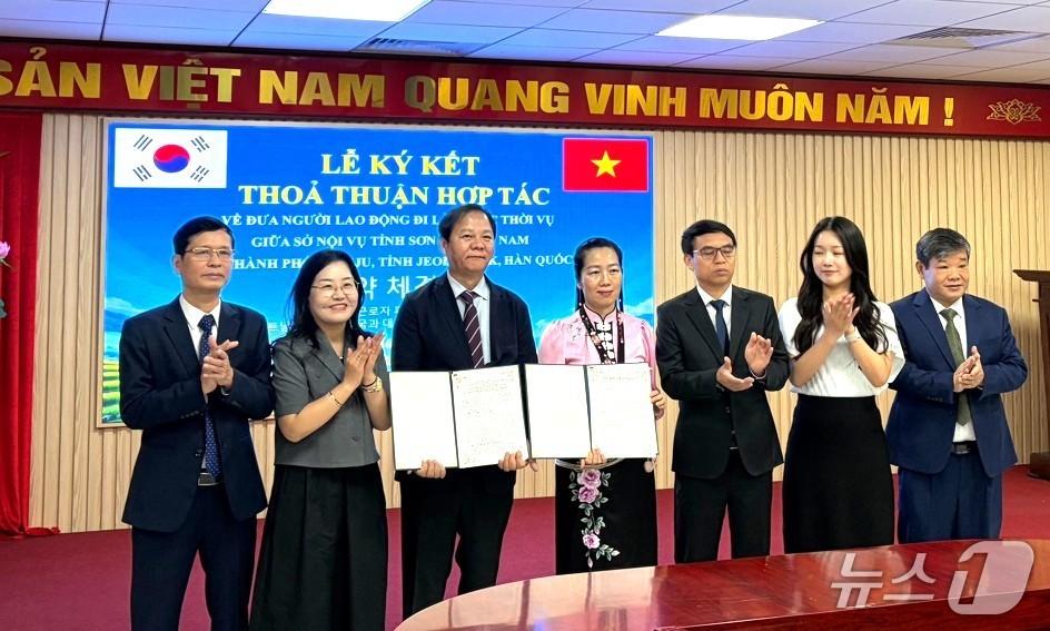 본문 이미지 - 전주시가 10일 베트남 손라성 내무국과 ‘외국인 계절근로자 도입을 위한 업무협약’을 체결했다.(전주시 제공, 재판매 및 DB 금지)/뉴스1