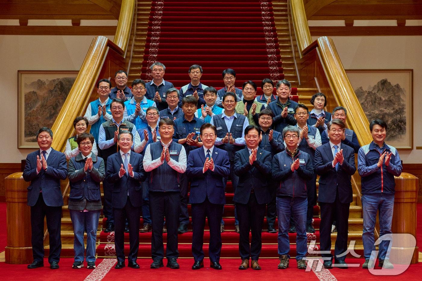 본문 이미지 - 이재명 대통령과 양경수 민주노총 위원장이 지난 10일 청와대에서 열린 전국민주노동조합총연맹 초청 간담회에서 기념촬영을 하고 있다. (청와대 제공. 재판매 및 DB금지) 2026.4.10 ⓒ 뉴스1 이재명 기자