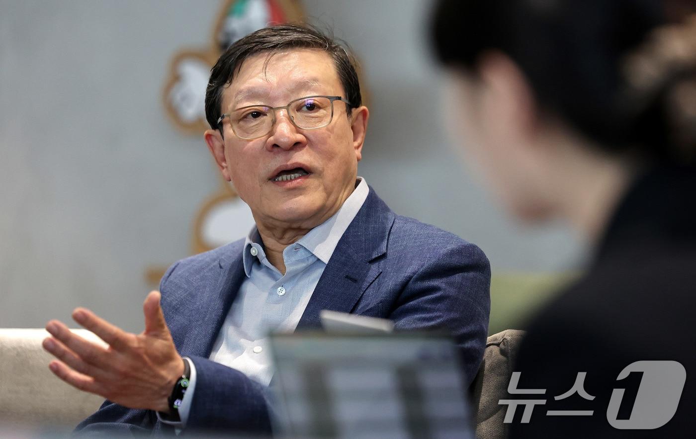 본문 이미지 - 허태수 AI 혁신위원회 위원장이 10일 서울 강남구 역삼동 GS타워에서 AI 혁신위원회 3차 회의에 앞서 취재진의 질문에 답하고 있다. 2026.4.10 ⓒ 뉴스1 박지혜 기자