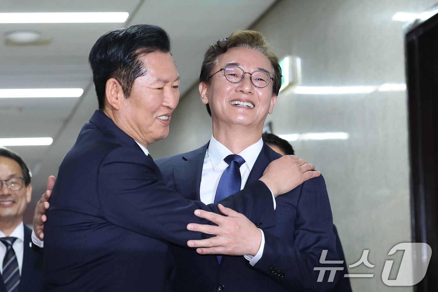 본문 이미지 - 정청래 더불어민주당 대표가  지난10일 서울 여의도 국회에서 6.3 지방선거 부산시장 후보로 선출된 전재수 의원과 면담에 앞서 포옹하고 있다. 2026.4.10 ⓒ 뉴스1 신웅수 기자