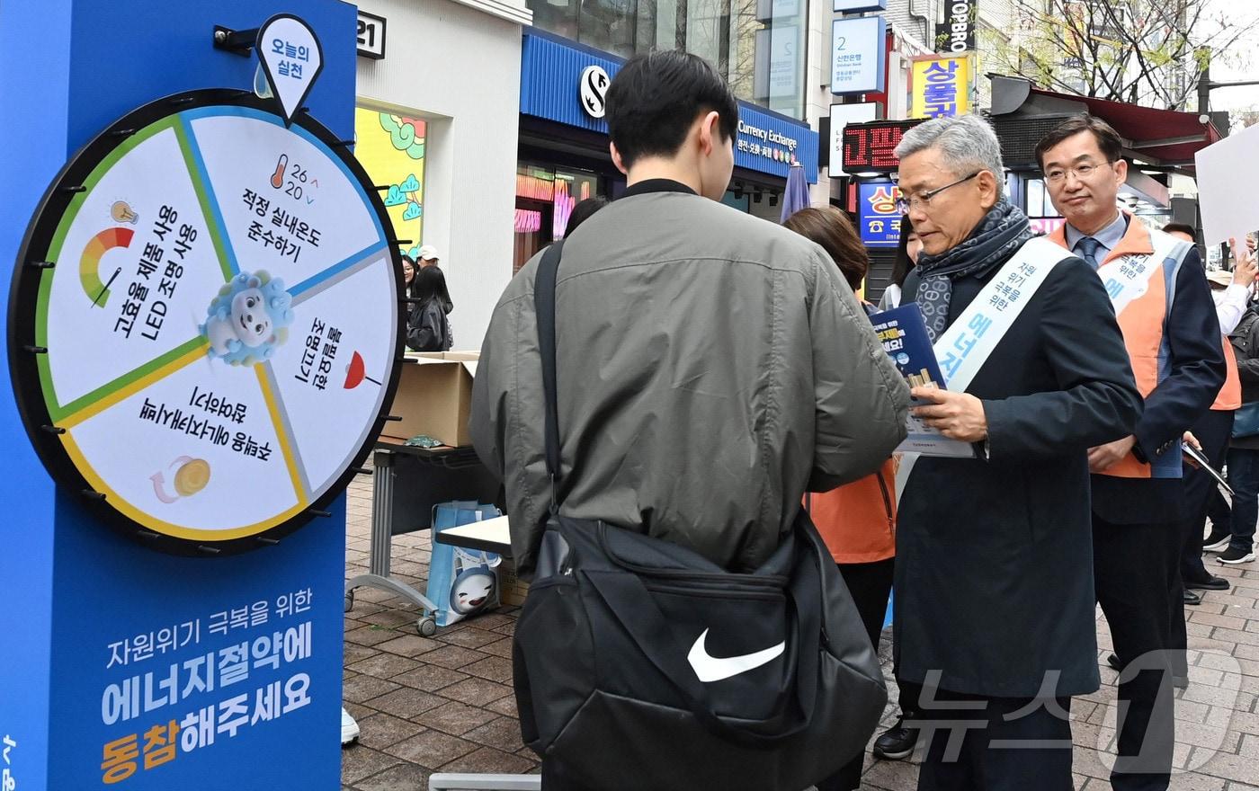 본문 이미지 - 김동철 한국전력공사 사장이 10일 서울 명동 일대에서 대국민 에너지절약 거리 캠페인을 펼치고 있다. (한국전력공사 제공. 재판매 및 DB 금지) 2026.4.10 ⓒ 뉴스1